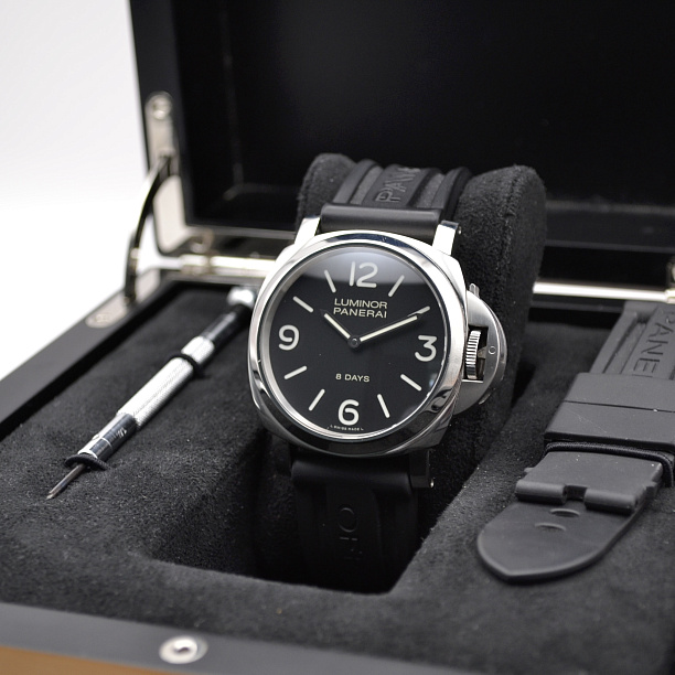  Luminor Base 8 Days 44 mm 